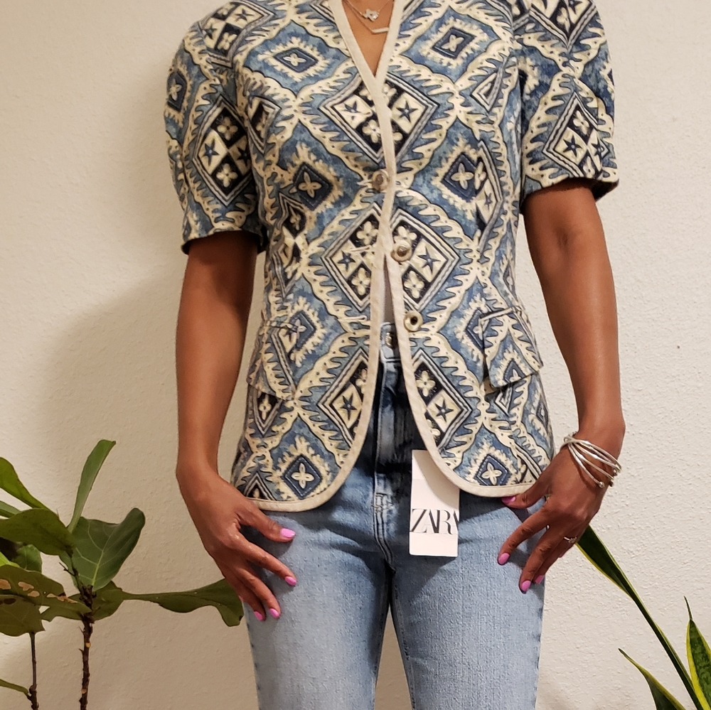 Womens crop sleeve lightweight Blazer! Size 4, blue/ white